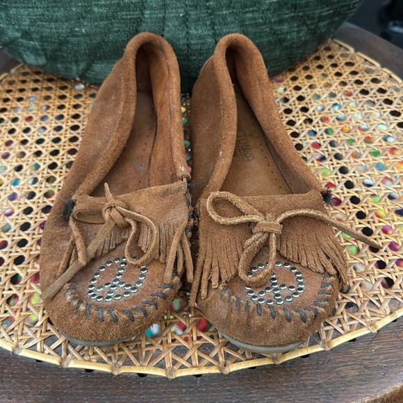 Minnetonka Tobacco Suede Peace Moc Loafer Flat Shoe - Picture 3 of 7